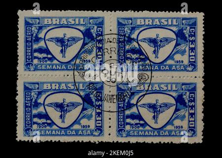 Timbre-poste d'époque annulé du Brésil vers 1959. Groupe de quatre timbres célébrant la semaine de l'aile. Cachet de la poste officiel inscrit sur le groupe de quatre Banque D'Images