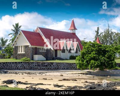 Chapelle Notre Dame Auxiliatrice à Cap Malheureux en France. Vue de la plage. Banque D'Images