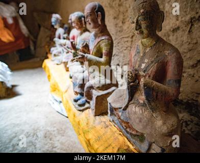 Statues peintes au monastère de Tumkot, Humla, Népal Banque D'Images