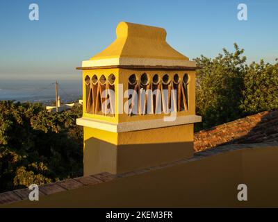 Cheminée jaune sur une maison dans l'Algarve au sud du Portugal. Banque D'Images