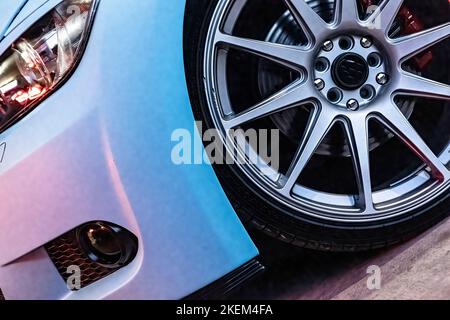 Détail des jantes de voiture de sport moderne et rapide. Gros plan exclusif sur le disque de voiture. Disque réglé sur une voiture de sport pour la dérive. Allure personnalisée LowRider Banque D'Images