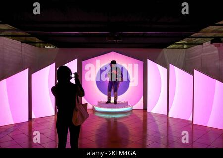 Yogyakarta, Indonésie. 11th novembre 2022. Un visiteur prend des photos d'une personne se tenant devant la collection d'art exposée lors de l'exposition AMEX 2022 intitulée Star and Moon au Musée Sonobudoyo, Yogyakarta. L'événement, qui expose plusieurs objets d'art islamique indonésiens provenant de divers musées en Indonésie, parle de l'influence de l'Islam sur les différentes formes de pratique artistique en Indonésie. (Photo par Angga Budhiyanto/SOPA Images/Sipa USA) crédit: SIPA USA/Alay Live News Banque D'Images