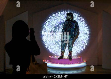 Yogyakarta, Indonésie. 11th novembre 2022. Un visiteur prend des photos d'une personne se tenant devant la collection d'art exposée lors de l'exposition AMEX 2022 intitulée Star and Moon au Musée Sonobudoyo, Yogyakarta. L'événement, qui expose plusieurs objets d'art islamique indonésiens provenant de divers musées en Indonésie, parle de l'influence de l'Islam sur les différentes formes de pratique artistique en Indonésie. (Photo par Angga Budhiyanto/SOPA Images/Sipa USA) crédit: SIPA USA/Alay Live News Banque D'Images
