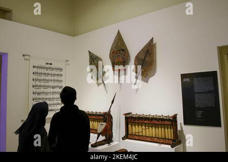 Yogyakarta, Indonésie. 11th novembre 2022. Les visiteurs observent les collections d'art exposées lors de l'exposition AMEX 2022 intitulée Star and Moon au Musée Sonobudoyo, Yogyakarta. L'événement, qui expose plusieurs objets d'art islamique indonésiens provenant de divers musées en Indonésie, parle de l'influence de l'Islam sur les différentes formes de pratique artistique en Indonésie. (Photo par Angga Budhiyanto/SOPA Images/Sipa USA) crédit: SIPA USA/Alay Live News Banque D'Images