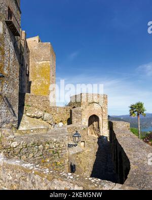 Castellar de la Frontera, province de Cadix, Andalousie, sud de l'Espagne. Entrée à la Villa Fortaleza, ou ville fortifiée. La forteresse date de 1 Banque D'Images