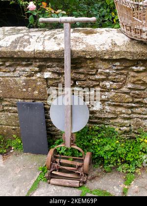 Vieille tondeuse, trouvés dans une maison tudor quelque part dans les Midlands, au Royaume-Uni. Banque D'Images