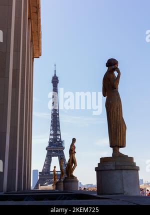 Vue sur les sculptures du Trocadéro avec la Tour Eiffel en arrière-plan, Paris. France Banque D'Images