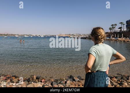 Charm El-Cheikh, Égypte. 13th novembre 2022. Un touriste ukrainien regarde la baie de Naama dans la station balnéaire de la mer Rouge de Charm El-Cheikh, ville hôte de la Conférence des Nations Unies sur les changements climatiques de 2022 COP27. Credit: Gehad Hamdy/dpa/Alay Live News Banque D'Images