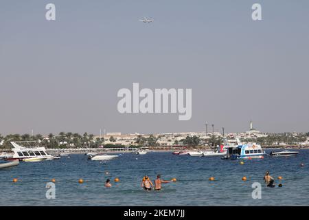 Charm El-Cheikh, Égypte. 13th novembre 2022. Les gens nagent à la baie de Naama, dans la station balnéaire de la mer Rouge de Charm El-Cheikh, ville hôte de la Conférence des Nations Unies sur les changements climatiques de 2022 COP27. Credit: Gehad Hamdy/dpa/Alay Live News Banque D'Images