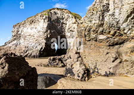 Formations rocheuses à la plage de Perranporth sur la côte cornish Banque D'Images