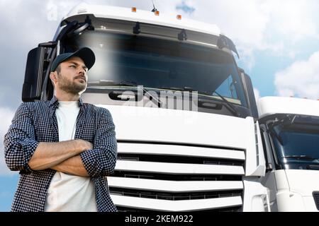 Conducteur de camion debout devant les camions Banque D'Images