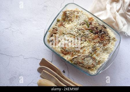 repas de mutton biryani dans une assiette sur la table. Banque D'Images