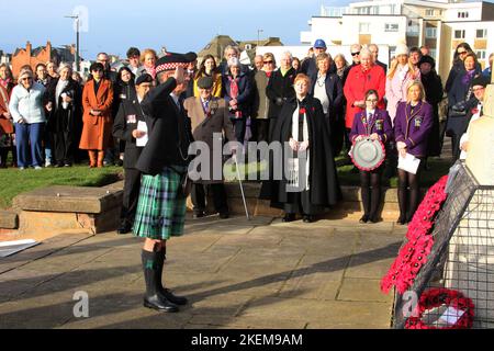 Troon, Ayrshire, Écosse, Royaume-Uni. 13 Nov 2022 Alamy Live News / Alister Fith Service de commémoration au Centotaph Tron auquel assistaient des représentants des forces armées. Groupes de jeunes et services d'urgence crédit: Alister Firth/Alamy Live News Banque D'Images