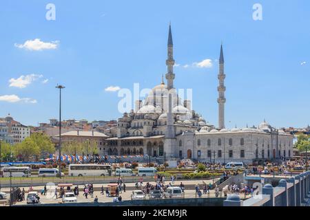 Photo de la mosquée Rüstem Pasha d'Istanbul photographiée dans un ciel de blueem depuis le pont de Galata en mai 2016 Banque D'Images