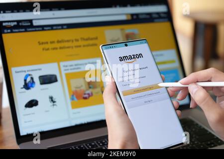 CHIANG MAI,THAÏLANDE - Jul 09, 2022 : smartphone mobile montrant le logo d'Amazon pour le shopping en ligne. Amazon.com, Inc. American international electronic Banque D'Images