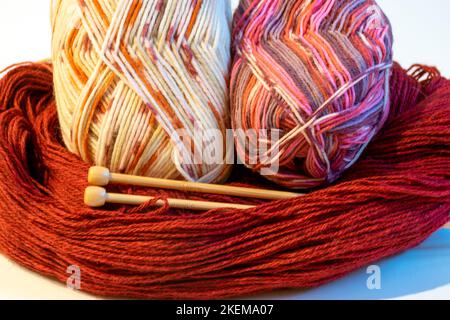 kit de aiguilles, fil de laine, aiguilles, création de produits de laine, amusement d'hiver, fait à la main Banque D'Images