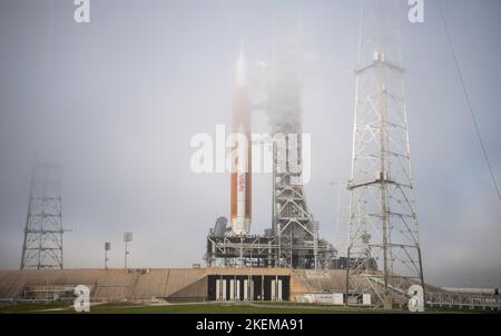 Kennedy Space Center, États-Unis d'Amérique. 12 novembre 2022. Le système de lancement spatial Artemis I de la NASA avec l'engin spatial Orion a été réintégré au Launch Complex 39B au sommet d'un lanceur mobile alors que les préparatifs se poursuivent par une journée faragueuse, au Kennedy Space Center, 12 novembre 2022, à Cape Canaveral, en Floride. Après plusieurs tentatives infructueuses, le test en vol sans équipage est prévu pour 16 novembre. Credit: Joel Kowsky/NASA/Alamy Live News Banque D'Images