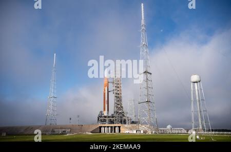 Kennedy Space Center, États-Unis d'Amérique. 12 novembre 2022. Le système de lancement spatial Artemis I de la NASA avec l'engin spatial Orion a été réintégré au Launch Complex 39B au sommet d'un lanceur mobile alors que les préparatifs se poursuivent par une journée faragueuse, au Kennedy Space Center, 12 novembre 2022, à Cape Canaveral, en Floride. Après plusieurs tentatives infructueuses, le test en vol sans équipage est prévu pour 16 novembre. Credit: Joel Kowsky/NASA/Alamy Live News Banque D'Images