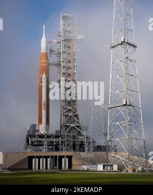 Kennedy Space Center, États-Unis d'Amérique. 12 novembre 2022. Le système de lancement spatial Artemis I de la NASA avec l'engin spatial Orion a été réintégré au Launch Complex 39B au sommet d'un lanceur mobile alors que les préparatifs se poursuivent par une journée faragueuse, au Kennedy Space Center, 12 novembre 2022, à Cape Canaveral, en Floride. Après plusieurs tentatives infructueuses, le test en vol sans équipage est prévu pour 16 novembre. Credit: Joel Kowsky/NASA/Alamy Live News Banque D'Images