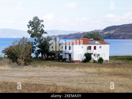 Grande maison au milieu des arbres au bord de la mer juste à l'extérieur de la ville de Petra, Lesbos, Grèce scènes. 2022 octobre. Automne. Banque D'Images