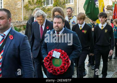 Beaminster, Dorset, Royaume-Uni. 13th novembre 2022. Le député de Chris Loder participe au défilé du dimanche du souvenir à Beaminster, dans le Dorset, en prévision d’un service à l’église Sainte-Marie. Crédit photo : Graham Hunt/Alamy Live News Banque D'Images