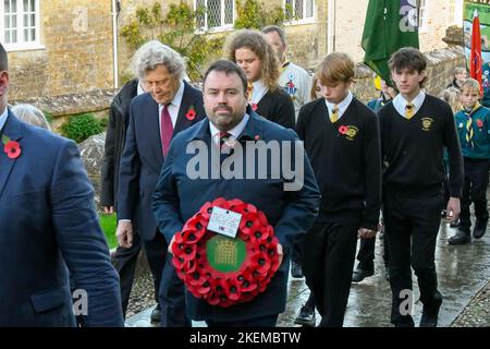 Beaminster, Dorset, Royaume-Uni. 13th novembre 2022. Le député de Chris Loder participe au défilé du dimanche du souvenir à Beaminster, dans le Dorset, en prévision d’un service à l’église Sainte-Marie. Crédit photo : Graham Hunt/Alamy Live News Banque D'Images