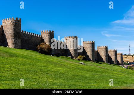 Les murs romains d'Avila une journée d'été ensoleillée. Espagne Banque D'Images