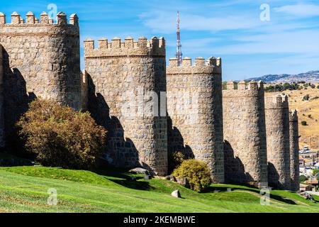 Les murs romains d'Avila une journée d'été ensoleillée. Espagne Banque D'Images