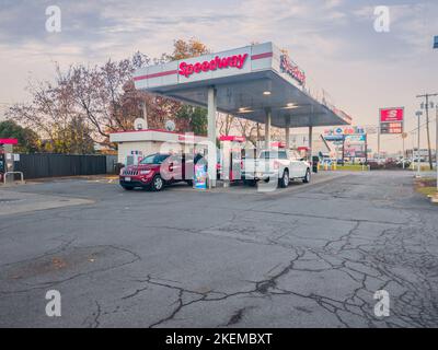 Yorkville, New York - 4 novembre 2022 : vue sur le paysage de la station-service Speedway et du magasin de proximité avec les véhicules qui ravitaillent en carburant. Banque D'Images