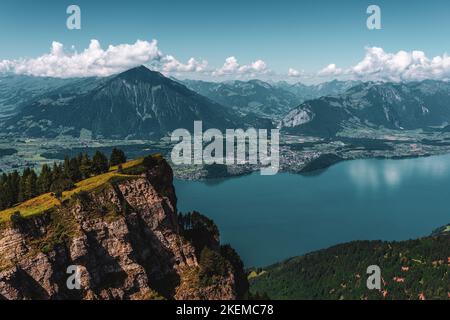 Vue depuis le Niederhorn sur le lac Thun en Suisse. Banque D'Images