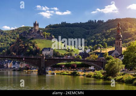 Cochem, Allemagne, belle ville historique sur la rivière Moselle romantique avec vue sur la ville, le château de Reichsburg sur une colline dans la couleur en automne Banque D'Images