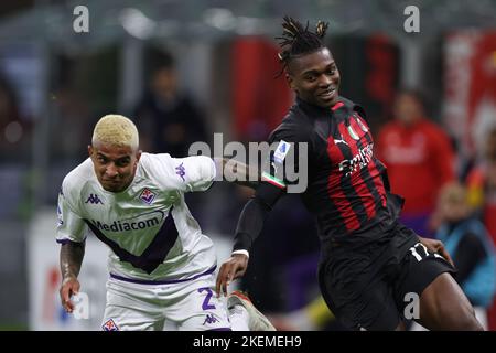 Milan, Italie. 13th novembre 2022. Rafael Leao de l'AC Milan est en conflit avec Dodo de l'ACF Fiorentina pendant le match de la série A à Giuseppe Meazza, Milan. Crédit photo à lire: Jonathan Moscrop/Sportimage crédit: Sportimage/Alay Live News Banque D'Images