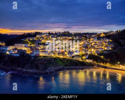 Vue sur Latres, l'un des plus beaux villages de la côte cantabrique des Asturies, en Espagne. Banque D'Images