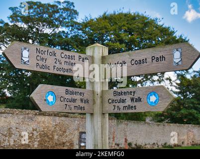 Un Fingerpost en bois patiné pointe le chemin sur le North Norfolk Coast Path. Banque D'Images