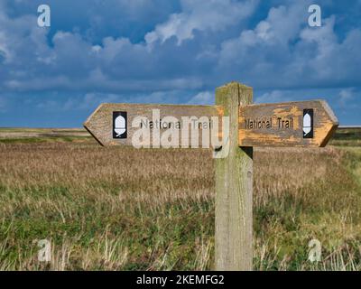 Un Fingerpost en bois patiné pointe le chemin sur le North Norfolk Coast Path. Banque D'Images