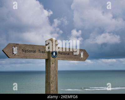 Un Fingerpost en bois patiné pointe le chemin sur le North Norfolk Coast Path. Banque D'Images