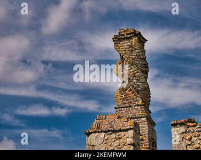 Une cheminée ornée sur le château de Framingham à Suffolk, Angleterre, Royaume-Uni. La cheminée date de la période Tudor et était une marque de statut Banque D'Images