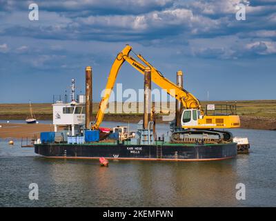 Dans le port de Wells, Norfolk, Royaume-Uni, la drague du port Kari Hege, un ponton de crache spécialiste 20m par 10m avec technologie de surveillance en profondeur. Banque D'Images