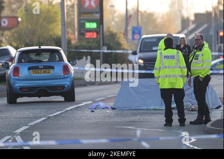 Oldbury Road, Rowley Regis, 13 novembre 2022. - La police des West Midlands sur la scène d'une femme dans ses 80 ans a été frappée et tuée par le conducteur d'une Mini bleue, qui est resté sur les lieux. Une tente médico-légale en argent couvrait le corps de la femme sur Oldbury Road à Rowley Regis. Des marqueurs de preuves ont été placés sur la route alors que les enquêtes se poursuivaient sur le tragique incident. DÉCLARATION DE POLICE DU WEST MIDS : « nous demandons des informations après la mort d'une femme après avoir été percutée par une voiture à Rowley Regis cet après-midi (13 novembre). Crédit : arrêtez Press Media/Alamy Live News Banque D'Images