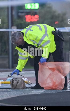 Oldbury Road, Rowley Regis, 13 novembre 2022. - La police des West Midlands sur la scène d'une femme dans ses 80 ans a été frappée et tuée par le conducteur d'une Mini bleue, qui est resté sur les lieux. Une tente médico-légale en argent couvrait le corps de la femme sur Oldbury Road à Rowley Regis. Des marqueurs de preuves ont été placés sur la route alors que les enquêtes se poursuivaient sur le tragique incident. DÉCLARATION DE POLICE DU WEST MIDS : « nous demandons des informations après la mort d'une femme après avoir été percutée par une voiture à Rowley Regis cet après-midi (13 novembre). Crédit : arrêtez Press Media/Alamy Live News Banque D'Images