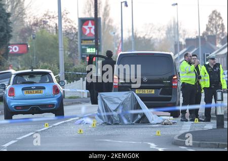 Oldbury Road, Rowley Regis, 13 novembre 2022. - La police des West Midlands sur la scène d'une femme dans ses 80 ans a été frappée et tuée par le conducteur d'une Mini bleue, qui est resté sur les lieux. Une tente médico-légale en argent couvrait le corps de la femme sur Oldbury Road à Rowley Regis. Des marqueurs de preuves ont été placés sur la route alors que les enquêtes se poursuivaient sur le tragique incident. DÉCLARATION DE POLICE DU WEST MIDS : « nous demandons des informations après la mort d'une femme après avoir été percutée par une voiture à Rowley Regis cet après-midi (13 novembre). Crédit : arrêtez Press Media/Alamy Live News Banque D'Images