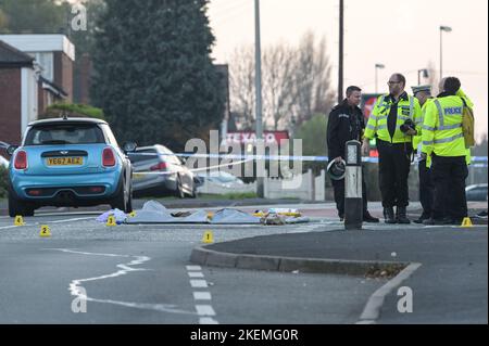 Oldbury Road, Rowley Regis, 13 novembre 2022. - La police des West Midlands sur la scène d'une femme dans ses 80 ans a été frappée et tuée par le conducteur d'une Mini bleue, qui est resté sur les lieux. Une tente médico-légale en argent couvrait le corps de la femme sur Oldbury Road à Rowley Regis. Des marqueurs de preuves ont été placés sur la route alors que les enquêtes se poursuivaient sur le tragique incident. DÉCLARATION DE POLICE DU WEST MIDS : « nous demandons des informations après la mort d'une femme après avoir été percutée par une voiture à Rowley Regis cet après-midi (13 novembre). Crédit : arrêtez Press Media/Alamy Live News Banque D'Images