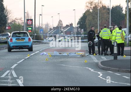 Oldbury Road, Rowley Regis, 13 novembre 2022. - La police des West Midlands sur la scène d'une femme dans ses 80 ans a été frappée et tuée par le conducteur d'une Mini bleue, qui est resté sur les lieux. Une tente médico-légale en argent couvrait le corps de la femme sur Oldbury Road à Rowley Regis. Des marqueurs de preuves ont été placés sur la route alors que les enquêtes se poursuivaient sur le tragique incident. DÉCLARATION DE POLICE DU WEST MIDS : « nous demandons des informations après la mort d'une femme après avoir été percutée par une voiture à Rowley Regis cet après-midi (13 novembre). Crédit : arrêtez Press Media/Alamy Live News Banque D'Images