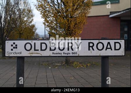 Oldbury Road, Rowley Regis, 13 novembre 2022. - La police des West Midlands sur la scène d'une femme dans ses 80 ans a été frappée et tuée par le conducteur d'une Mini bleue, qui est resté sur les lieux. Une tente médico-légale en argent couvrait le corps de la femme sur Oldbury Road à Rowley Regis. Des marqueurs de preuves ont été placés sur la route alors que les enquêtes se poursuivaient sur le tragique incident. DÉCLARATION DE POLICE DU WEST MIDS : « nous demandons des informations après la mort d'une femme après avoir été percutée par une voiture à Rowley Regis cet après-midi (13 novembre). Crédit : arrêtez Press Media/Alamy Live News Banque D'Images