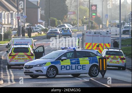 Oldbury Road, Rowley Regis, 13 novembre 2022. - La police des West Midlands sur la scène d'une femme dans ses 80 ans a été frappée et tuée par le conducteur d'une Mini bleue, qui est resté sur les lieux. Une tente médico-légale en argent couvrait le corps de la femme sur Oldbury Road à Rowley Regis. Des marqueurs de preuves ont été placés sur la route alors que les enquêtes se poursuivaient sur le tragique incident. DÉCLARATION DE POLICE DU WEST MIDS : « nous demandons des informations après la mort d'une femme après avoir été percutée par une voiture à Rowley Regis cet après-midi (13 novembre). Crédit : arrêtez Press Media/Alamy Live News Banque D'Images