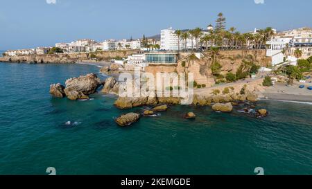 Vue panoramique de la municipalité de Nerja dans la zone côtière du balcon de l'Europe, Espagne Banque D'Images