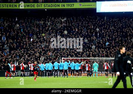 ROTTERDAM (Neth.) - Les joueurs de Feyenoord applaudissent aux supporters après le match néerlandais Eredivisie entre Feyenoord et Excelsior au stade Feyenoord de Kuip sur 13 novembre 2022 à Rotterdam, pays-Bas. ANP PIETER STAM DE YOUNG Banque D'Images