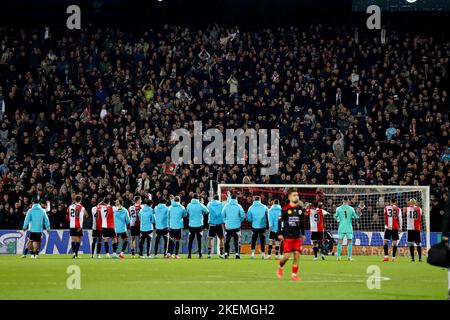 ROTTERDAM (Neth.) - Les joueurs de Feyenoord applaudissent aux supporters après le match néerlandais Eredivisie entre Feyenoord et Excelsior au stade Feyenoord de Kuip sur 13 novembre 2022 à Rotterdam, pays-Bas. ANP PIETER STAM DE YOUNG Banque D'Images