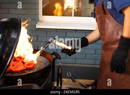 Torréfaction paprika pour les provisions d'hiver poivrons rouges organiques sur le four à être transformé en ajvar un savoureux tartiner, populaire dans les Balkans Serbie Mac Banque D'Images