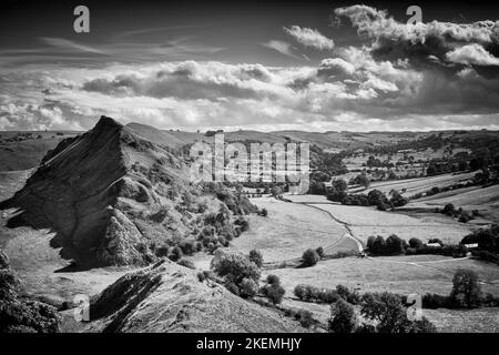 Parkhouse Hill pris des pentes inférieures de Chrome Hill dans le Peak District. Une promenade fabuleuse et étonnamment difficile pour seulement quelques collines. Banque D'Images